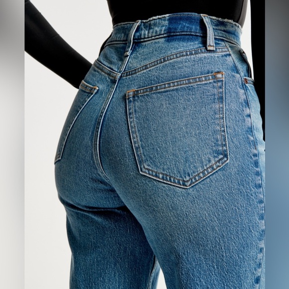 Abercrombie & Fitch Curve Love The 90s Straight
Ultra High Rise Jean Destroyed - Picture 6 of 9